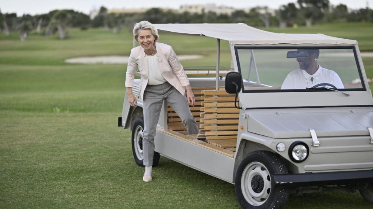 Ursula von der leyen coboara dintr-o masinuta de golf la G7