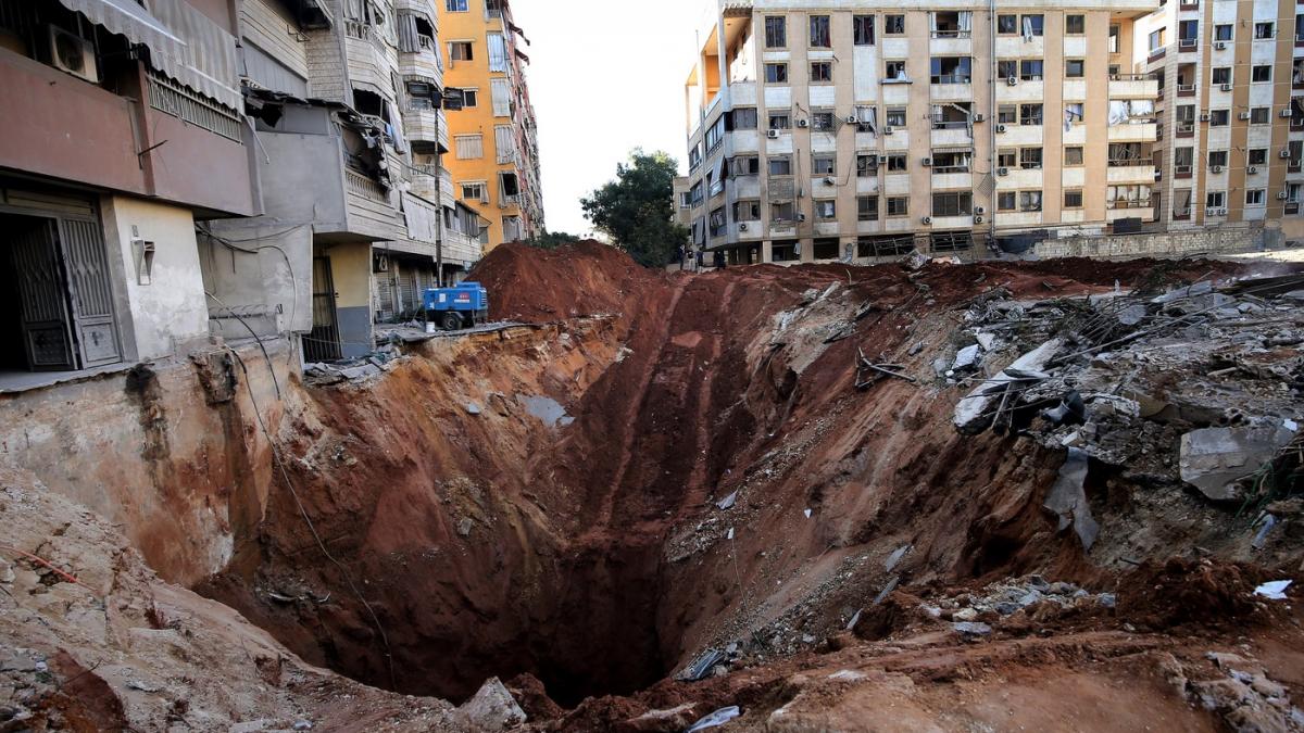 gaura in pamant dupa bombardamente in Beirut