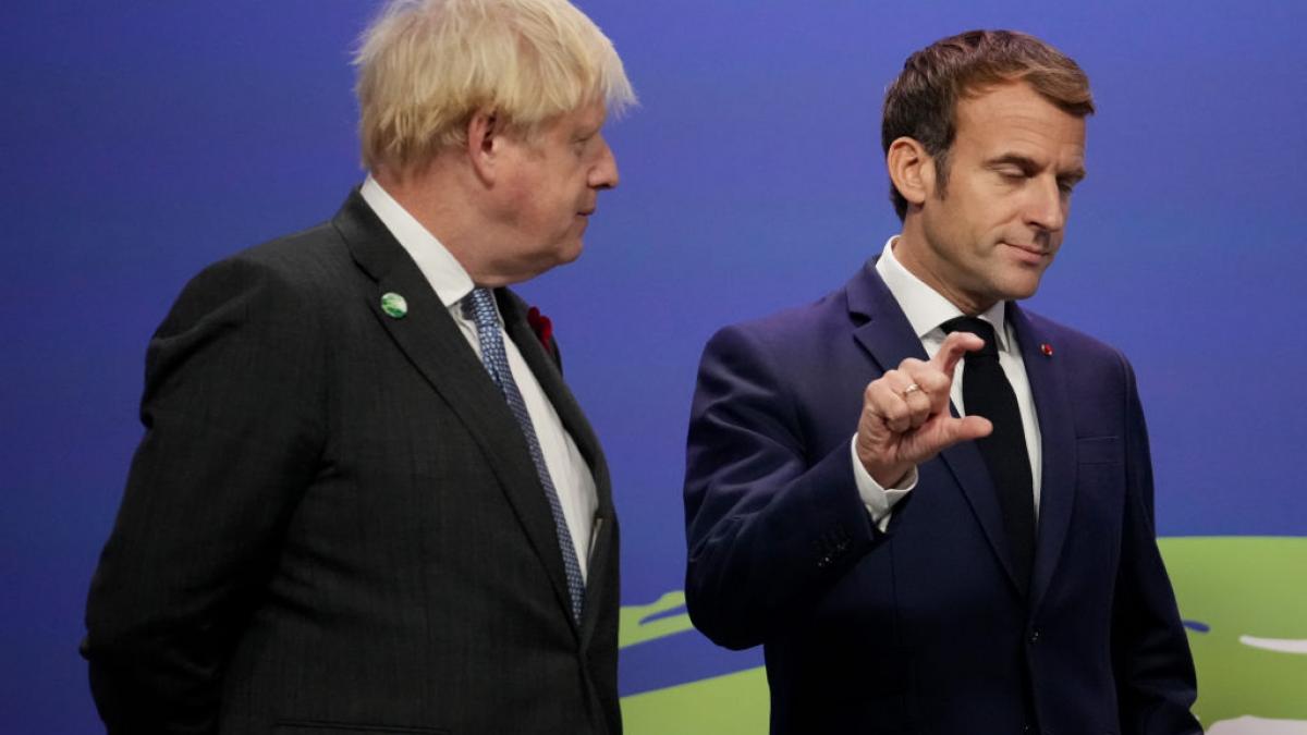 boris johnson si macron, macron ii arata cu doua degete de la mana stanga ca ceva este mic