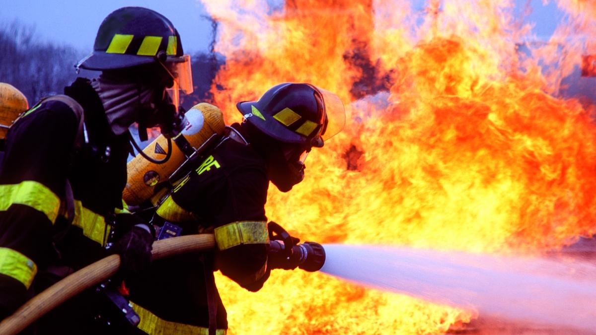 pompieri stingand un incendiu