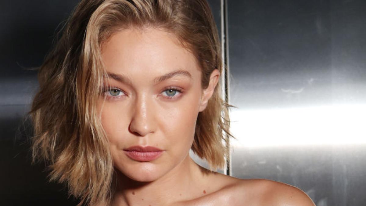 Gigi Hadid a defilat pe podium îmbrăcată în bandă adezivă folosită la colete. Imagini cu supermodelul în „rochia mini” galbenă