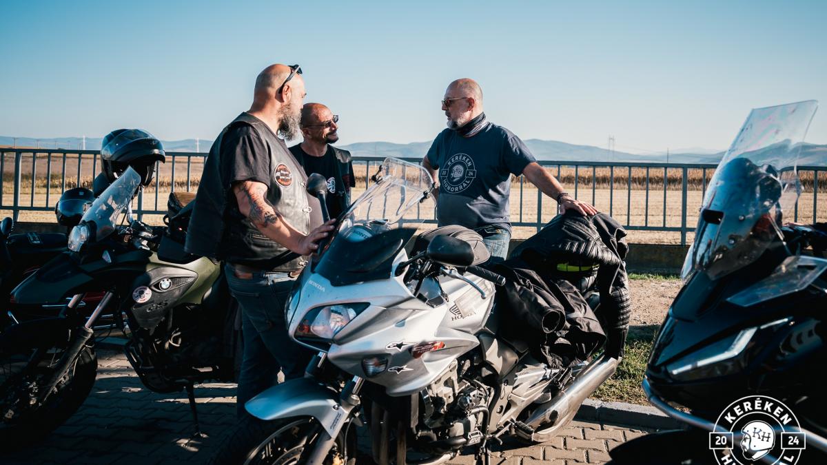 Kelemen hunor, in tricou, sta de vorba cu motociclisti rezemat de o motocicleta