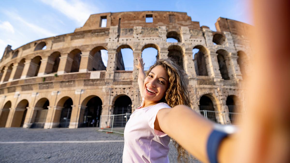 o fata blonda face selfie cu colloseumul