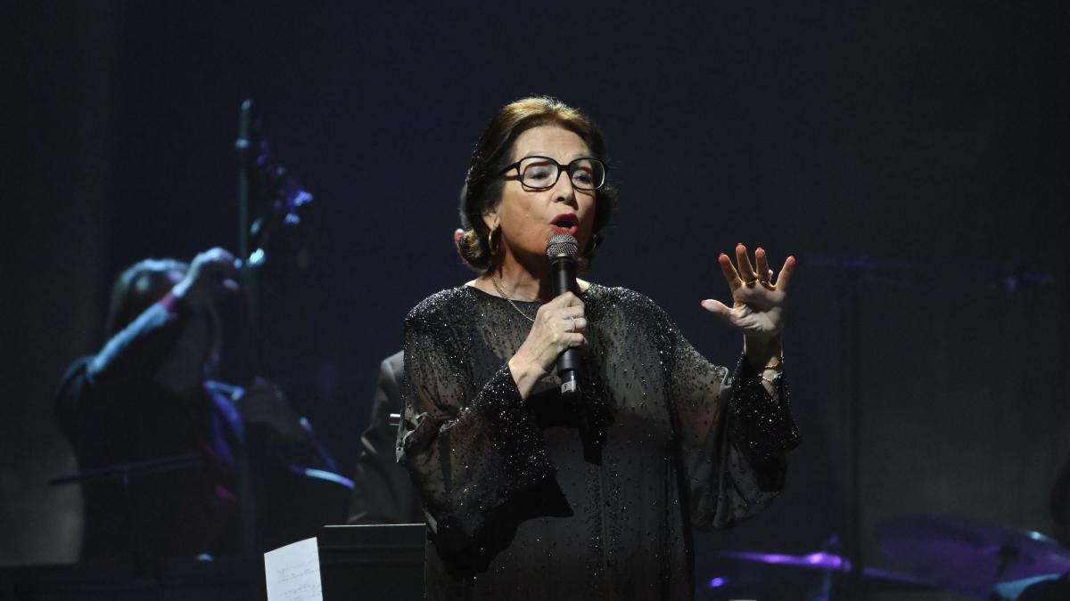 nana mouskouri pe scena, cantand