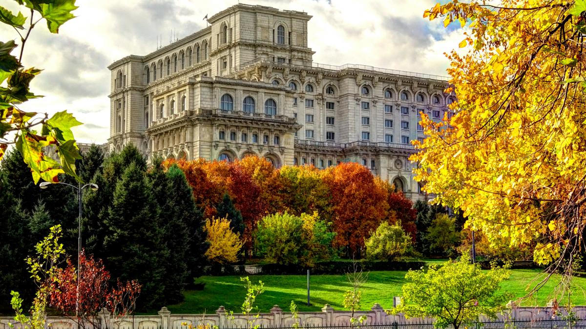 palatul parlamentului din bucuresti in zi de toamna