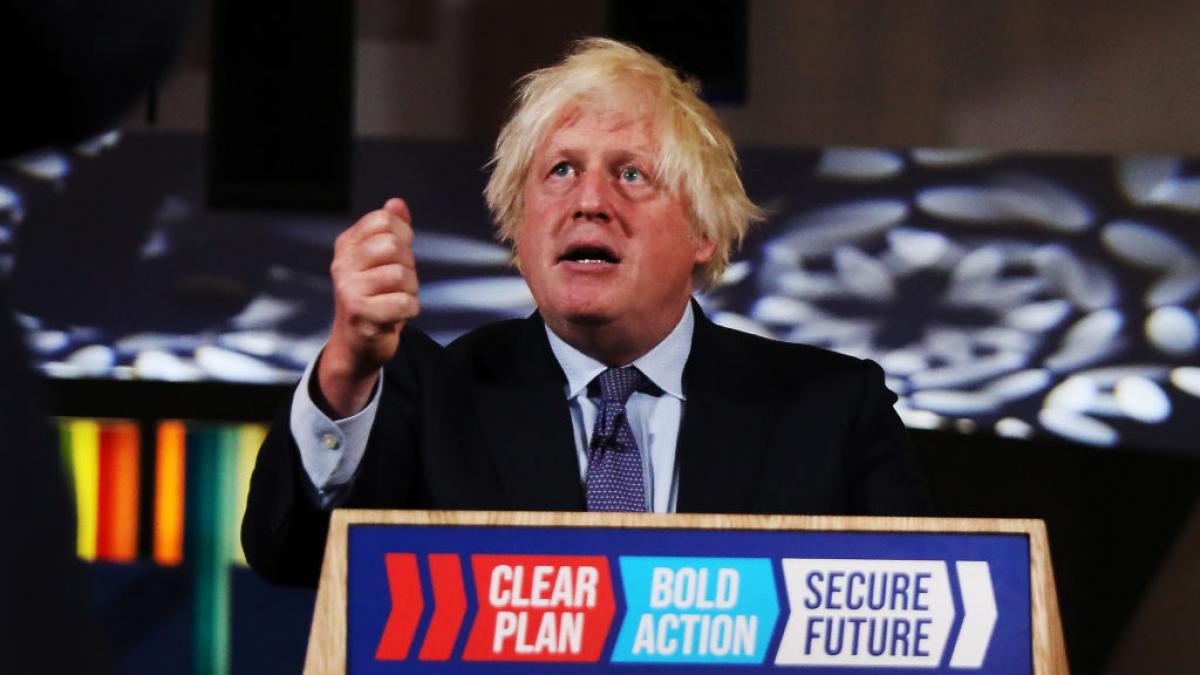 boris johnson cu pumnul ridicat la un discurs