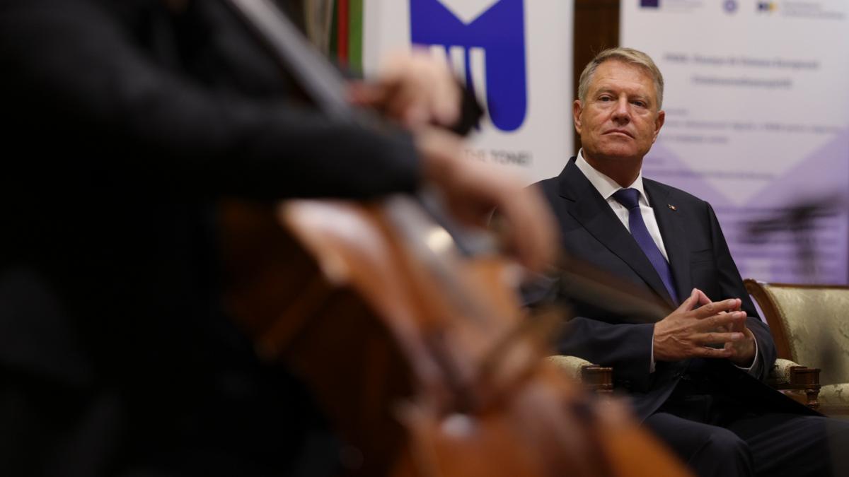 klaus iohannis pe scaun cu mainile impreunate