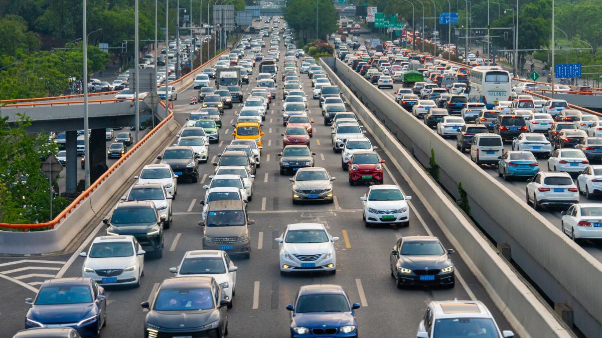 imagine cu masini bara la bara pe o autostrada cu cate 4 benzi pe sens