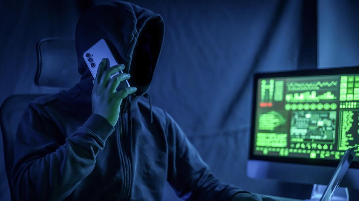 hacker cibernetic vorbind la telefon