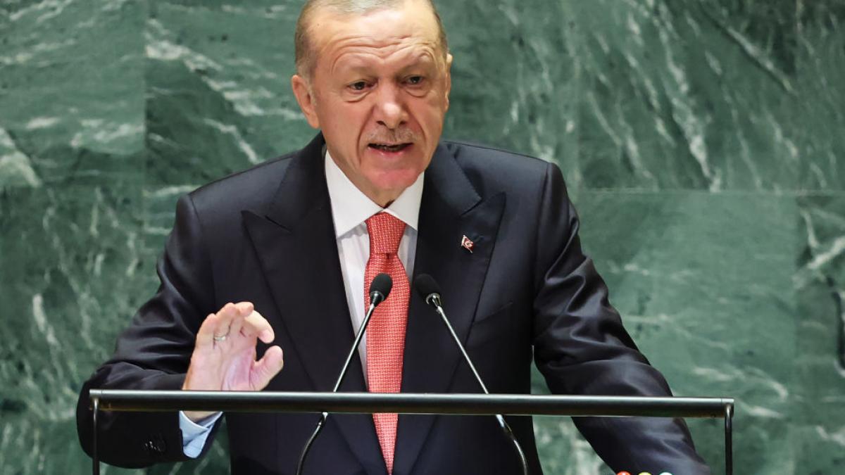 Erdogan vorbeste la un microf foarte apasat si gesticuleaza