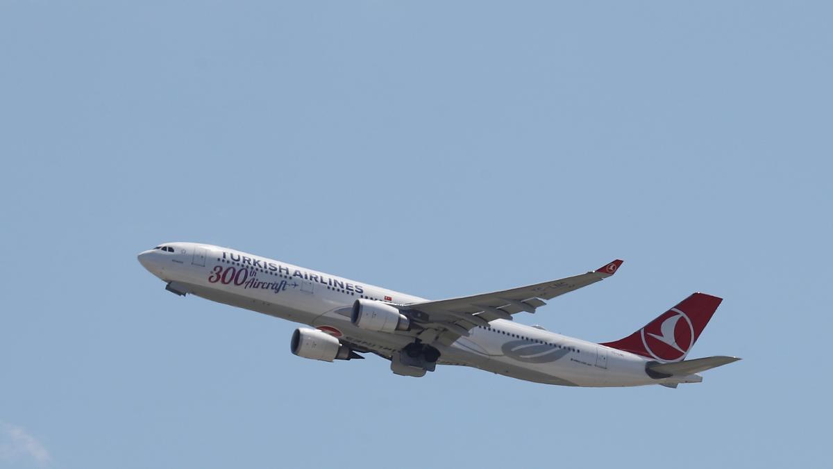 un avion turkish airlines care decoleaza