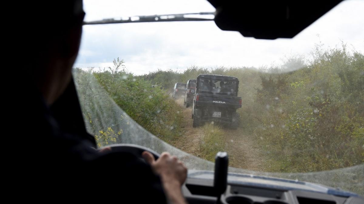 politisti de frontiera croati patruleaza cu masinile