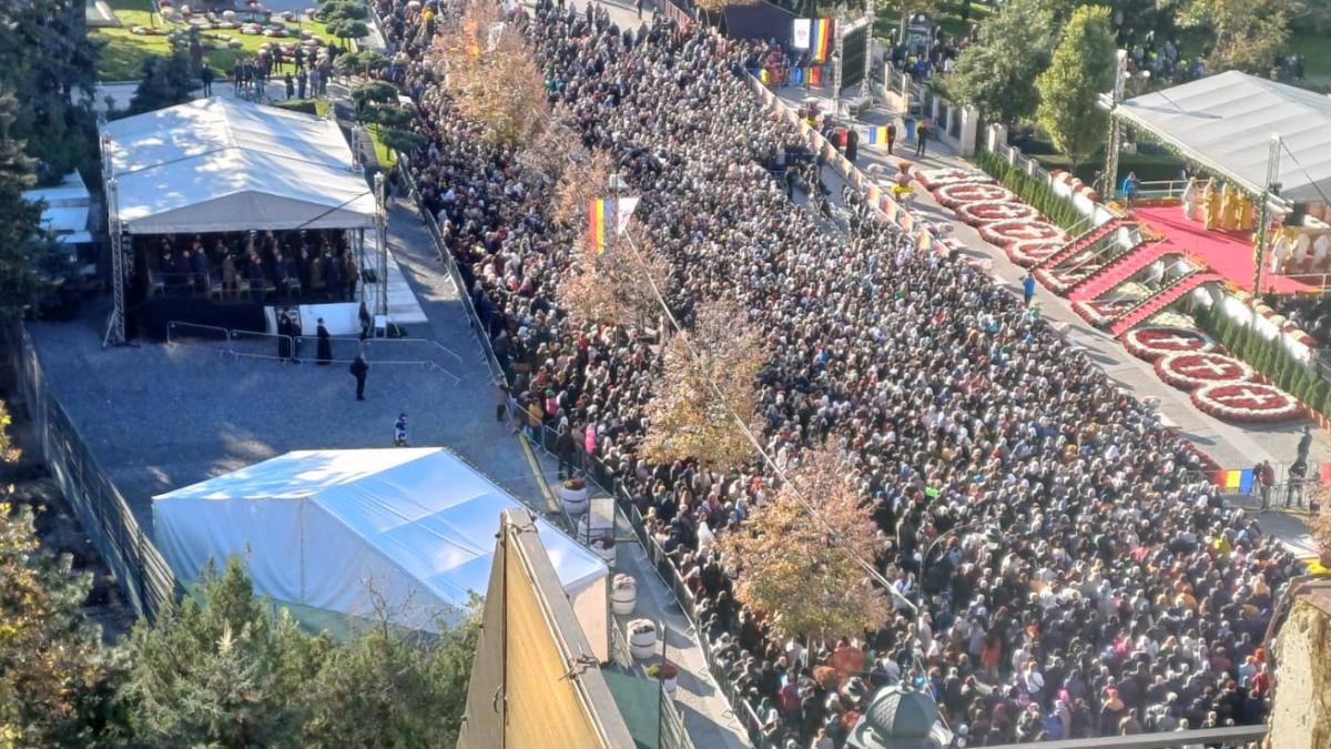 coada de pelerini la iasi