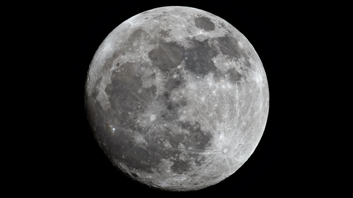 luna aproape plin? surprinsa cu un telescop puternic