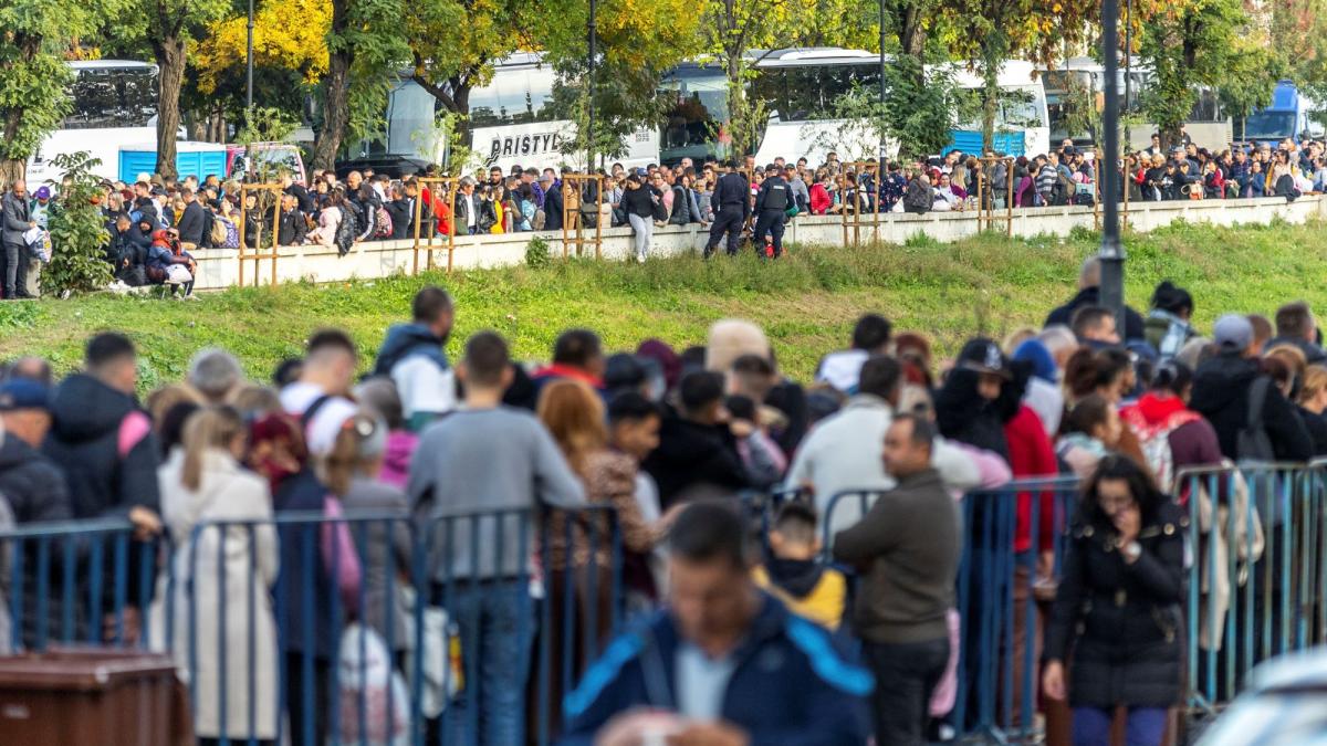 coada de pelerini la iasi