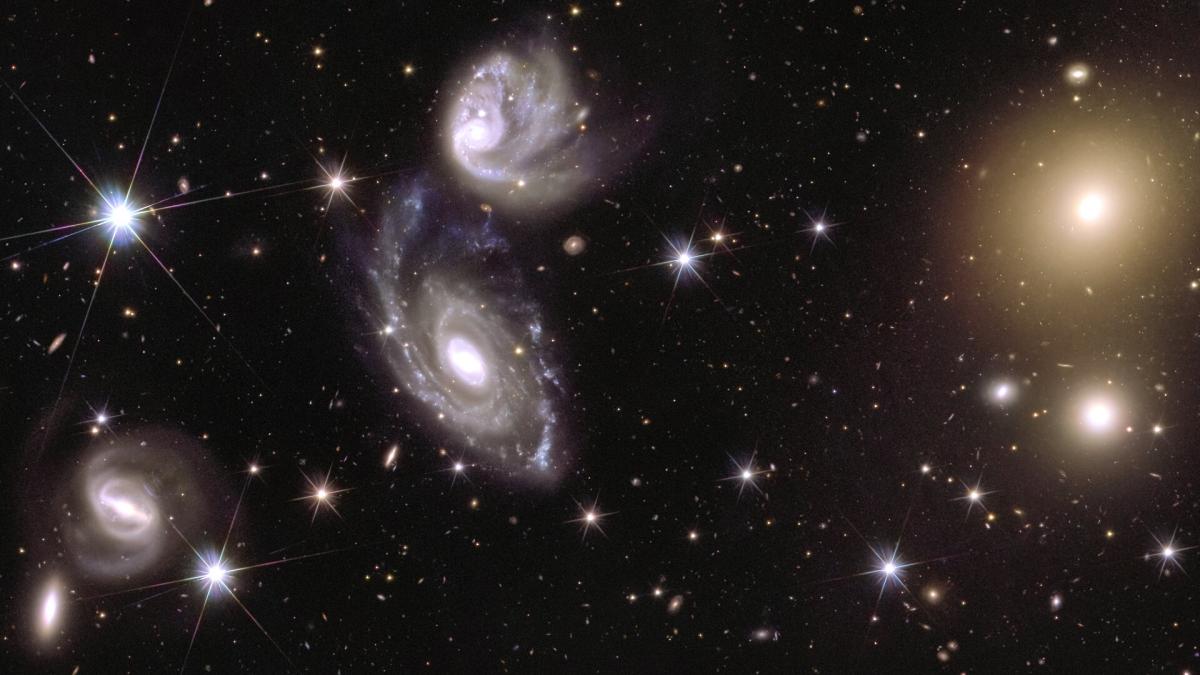 Euclid_spots_interacting_galaxies_pillars