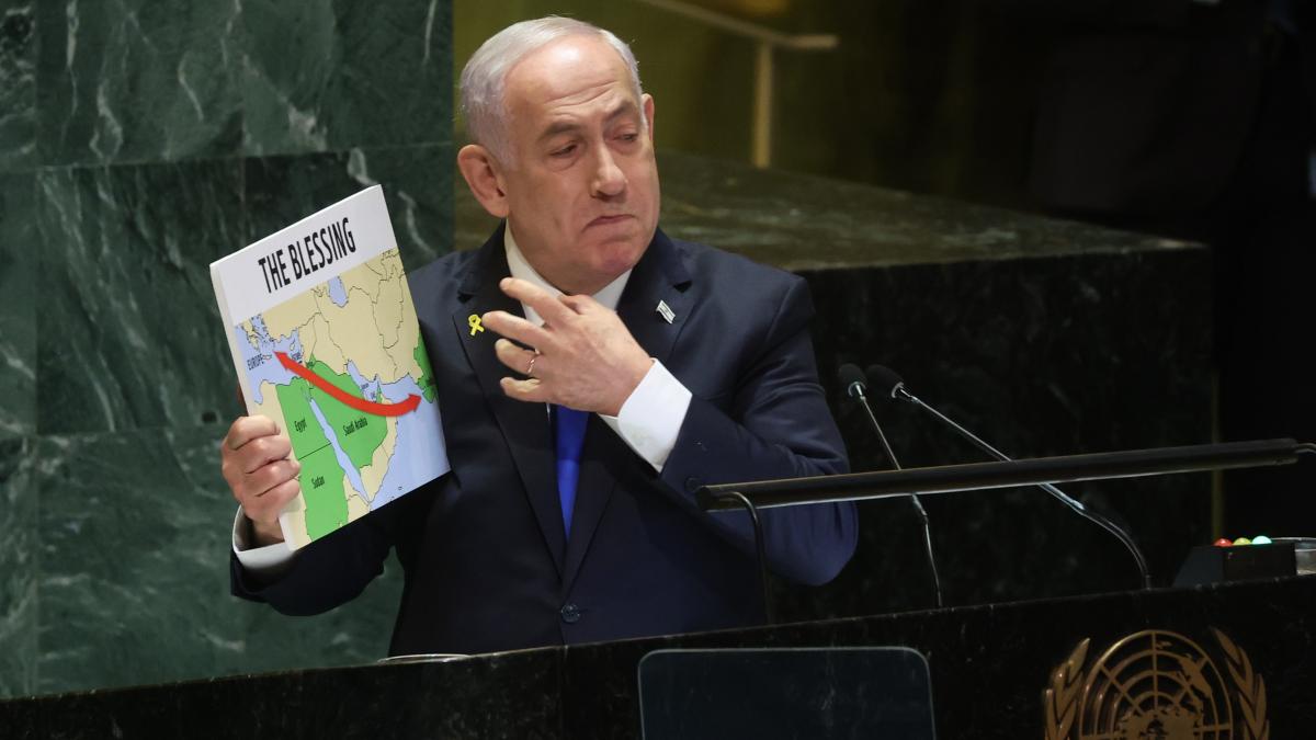 Netanyahu gesticuleaza spre o harta a Orientului Mijlociu