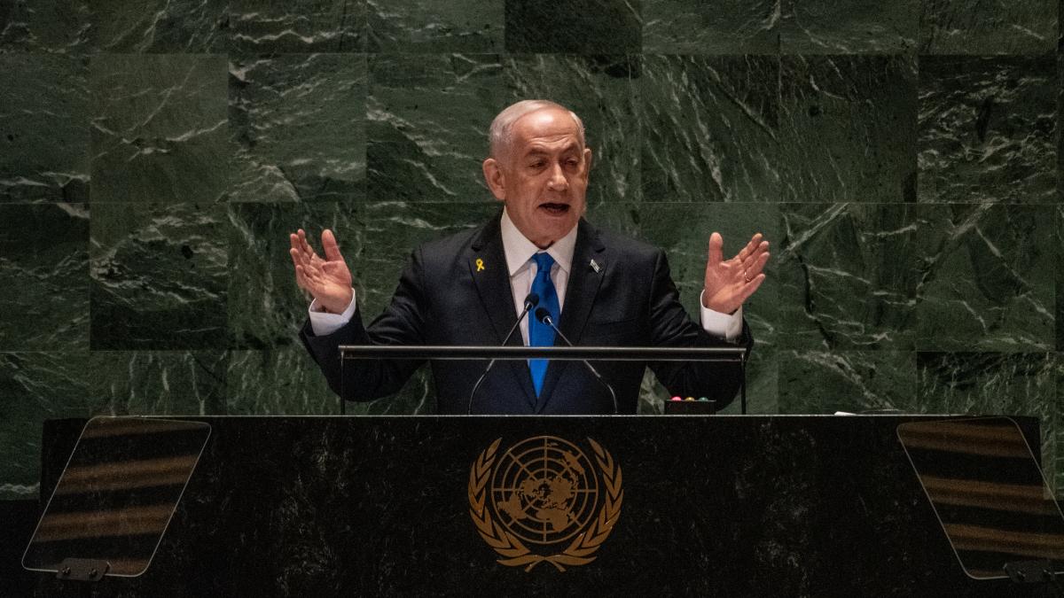 Netanyahu vorbe?te gesticul?nd de la tribuna ONU.