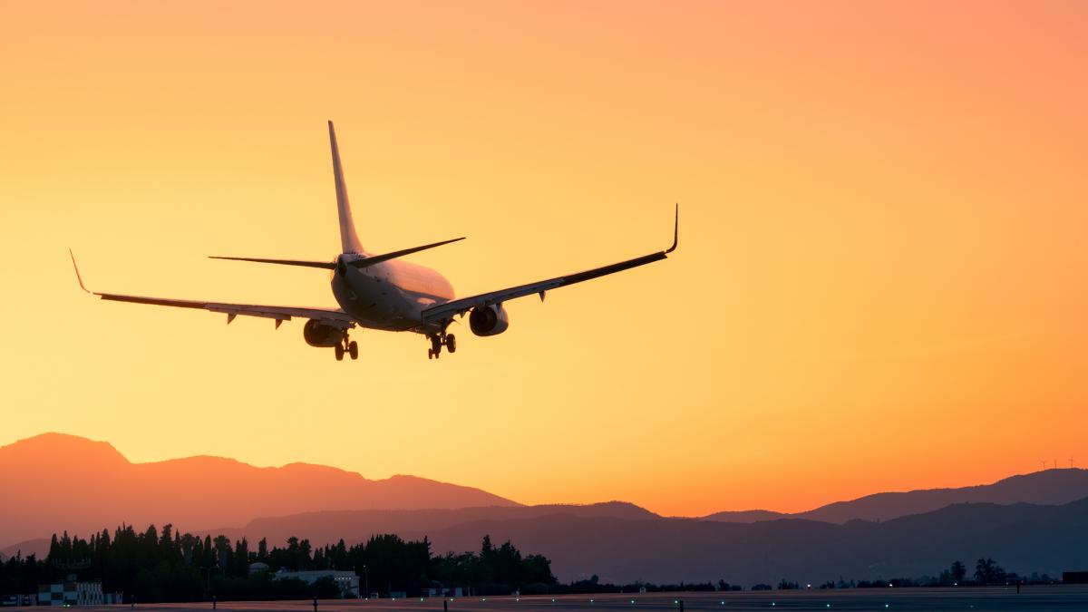 Un avion de calatorui care zboara