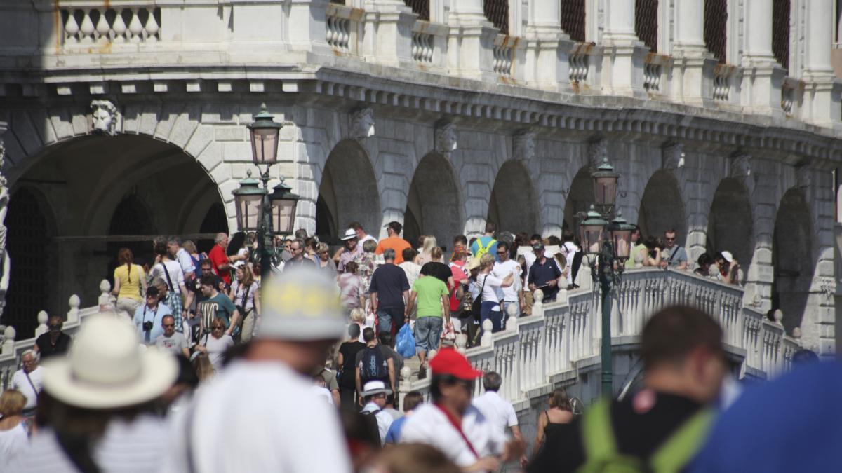 O multime de turisti la Venetia