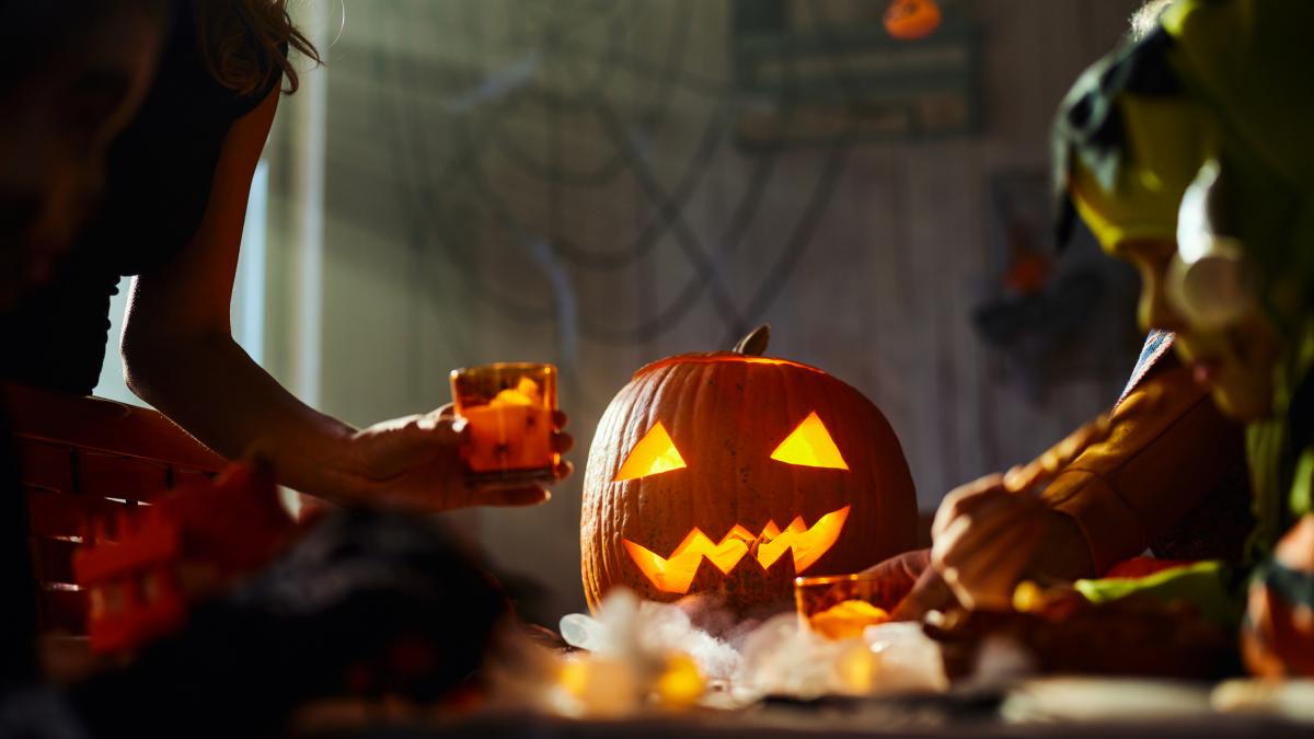 copii intr-un atelier de halloween