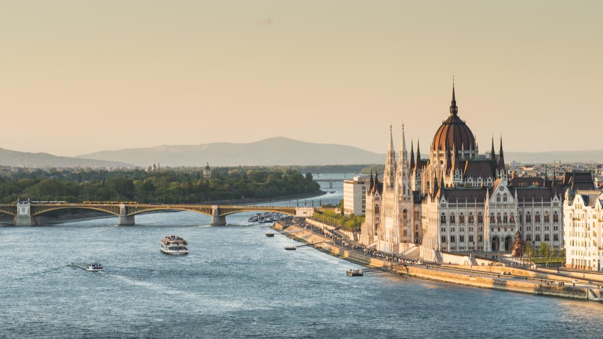 Imagine din aer a Budapestei cu parlamentul în prim plan.