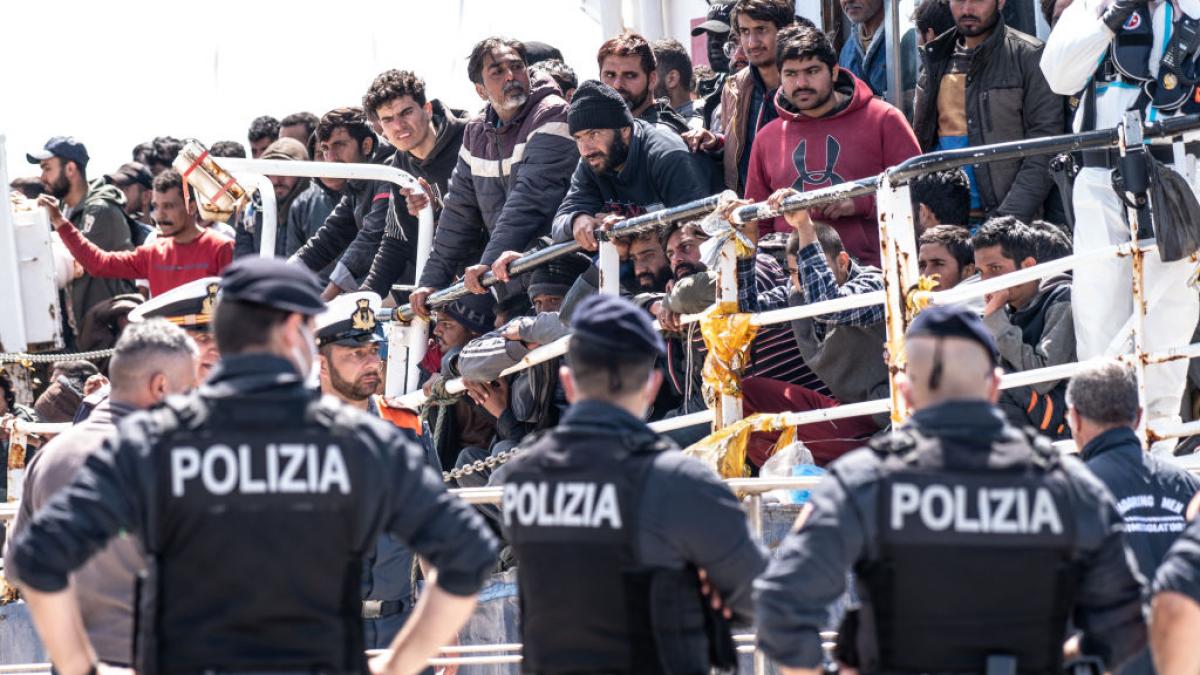 Trei politisti şi o nava plina de migranti