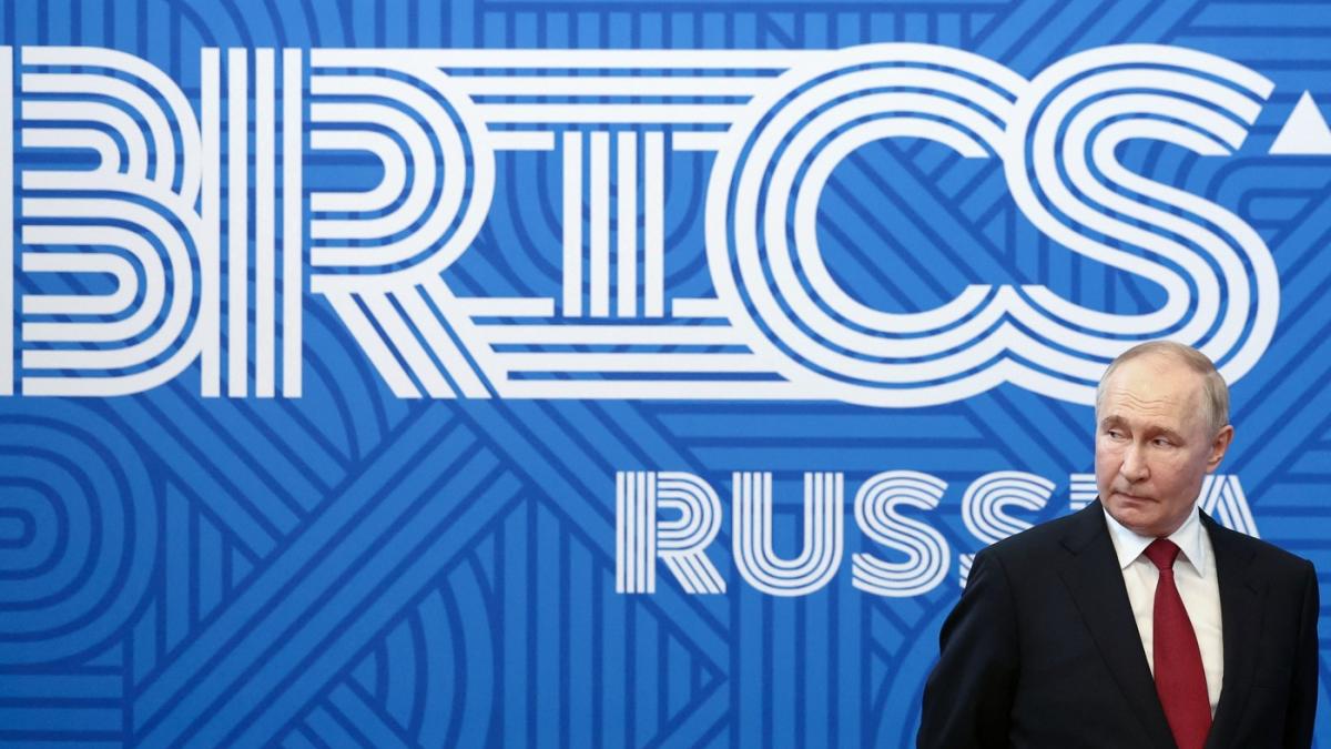 putin cu mainile la spate la BRICS