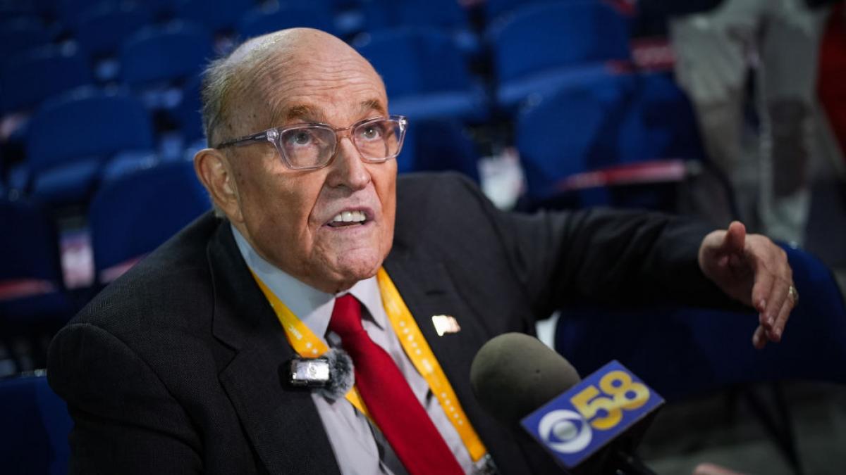 Rudy Giuliani vorbeste la un microfon