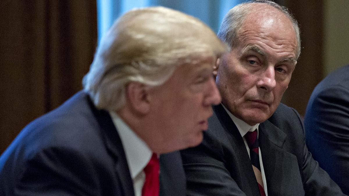 John Kelly il priveste pe Trump in timp ce acesta vorbeste