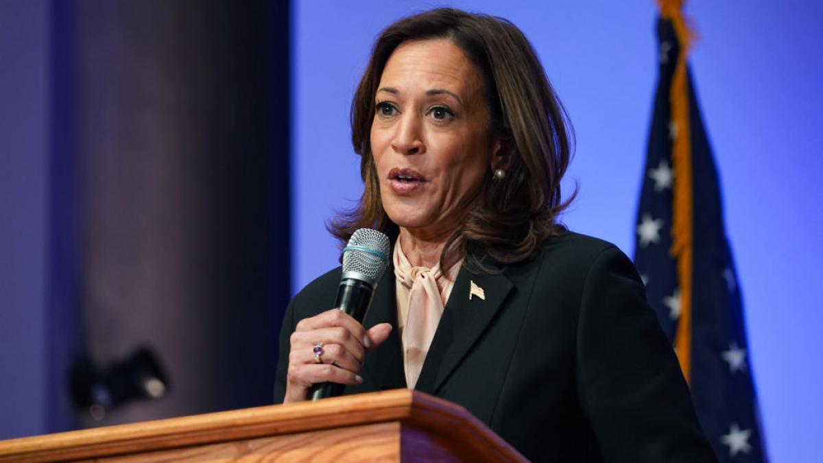 Kamala Harris vorbeste la microfon de la un pupitru