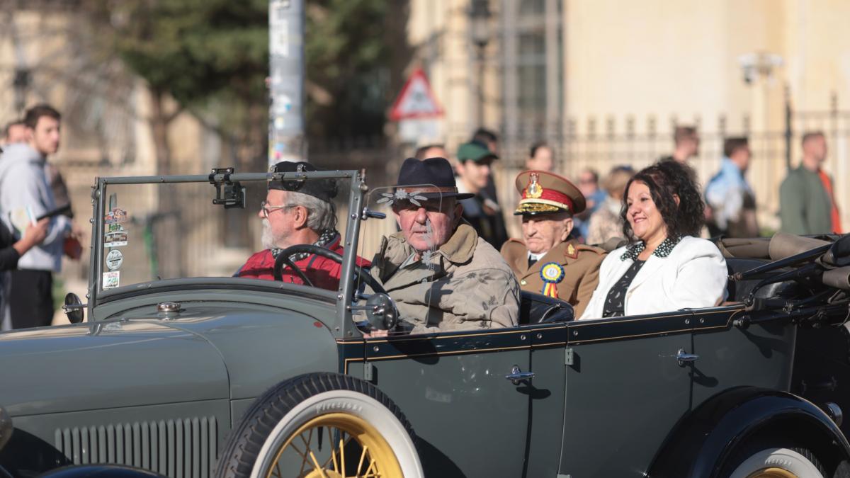 Soldați într-o mașină de epocă gri în București