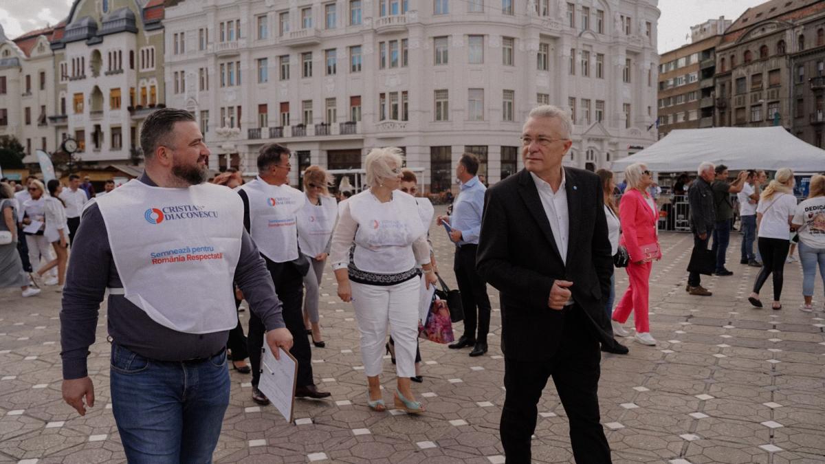 cristian diaconescu alaturi de voluntari in bucuresti