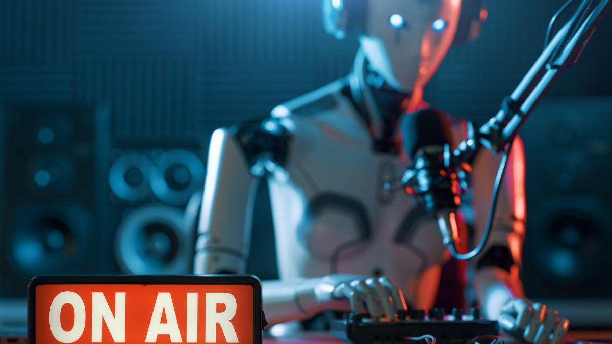 un robot vorbeste la un microfon de radio