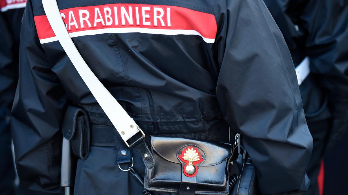 Mai multi carabinieri cu spatele