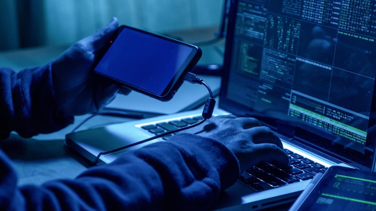 hacker pe telefon si laptop