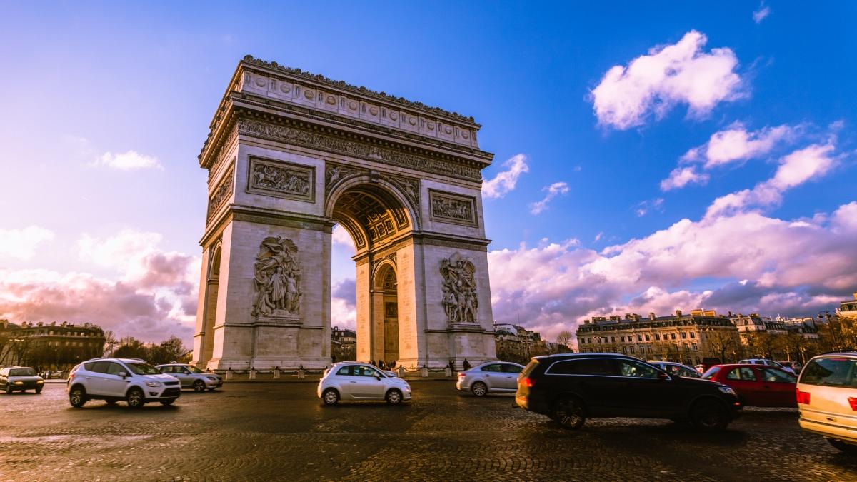 Trafic auto la Arcul de Triumf din Paris