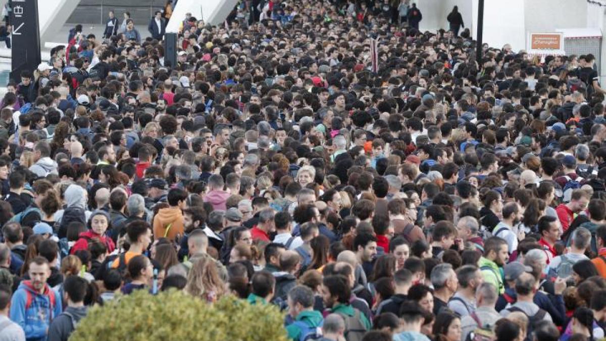 voluntari care stau la coada in valencia