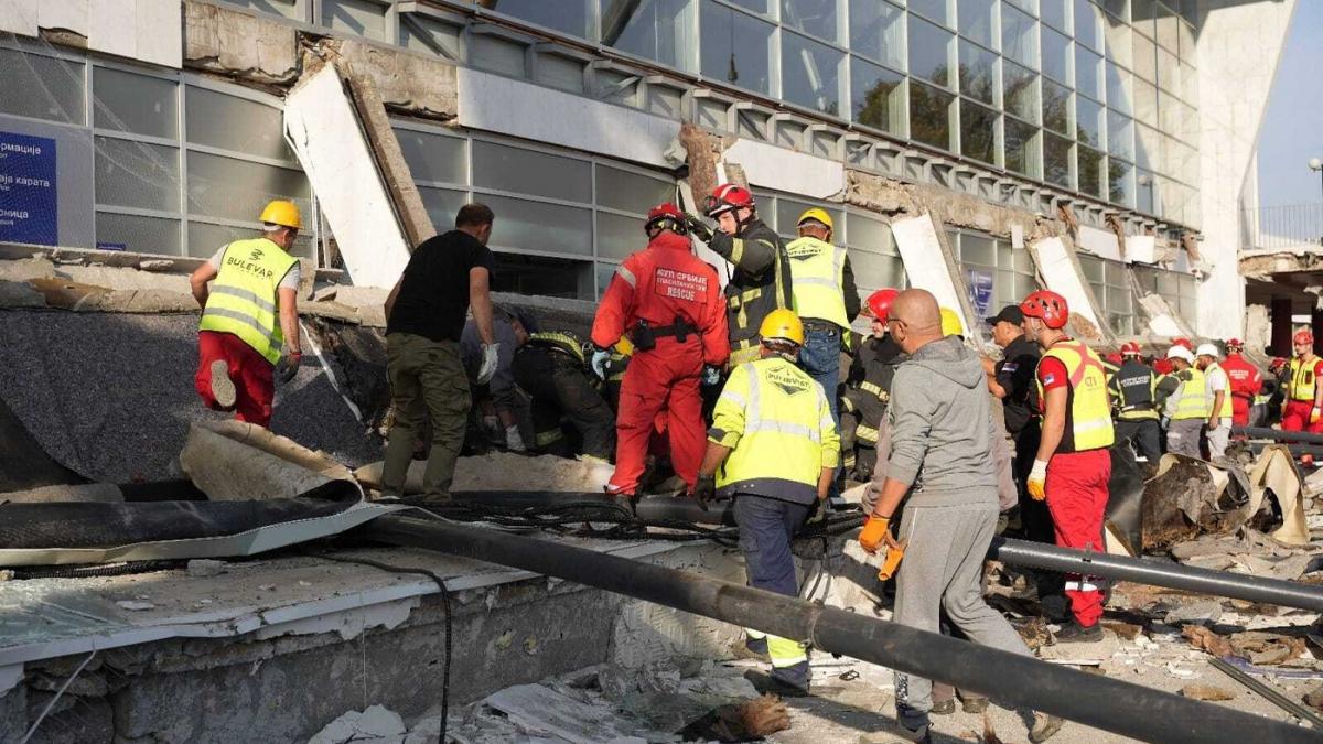 acoperisul unei gari din serbia s-a prabusit