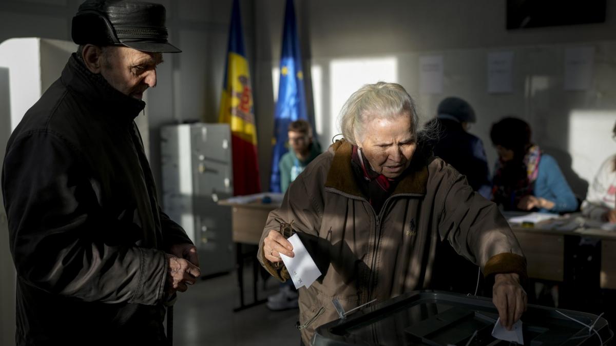 oameni voteaza in moldova