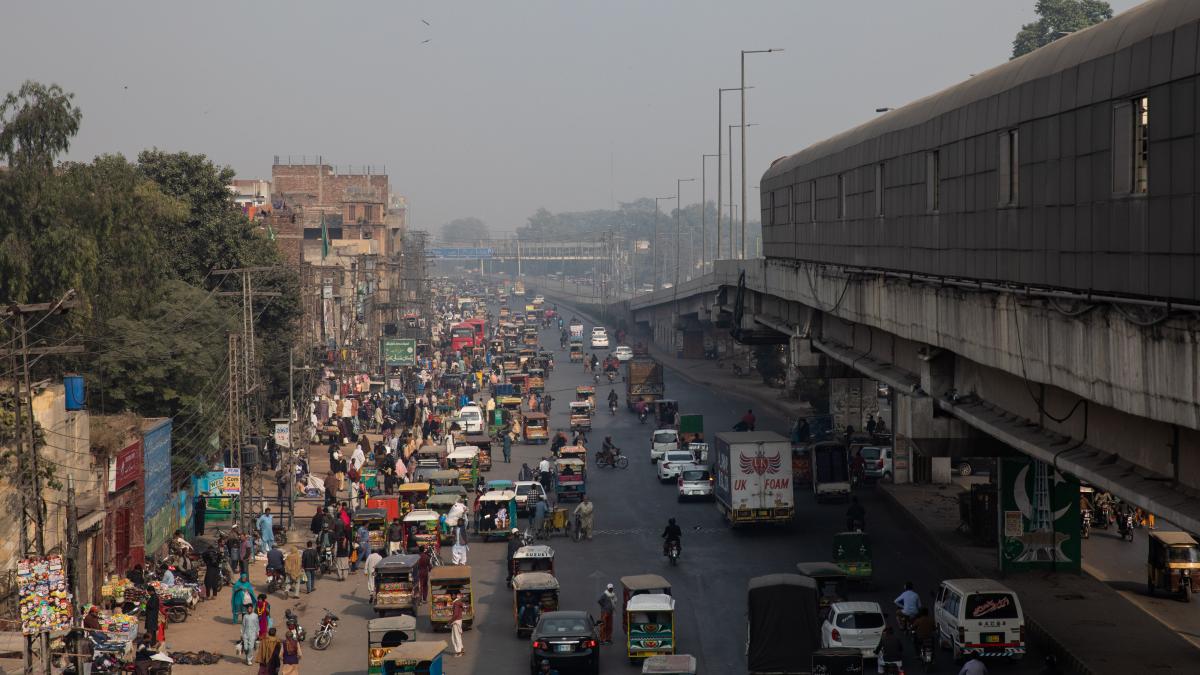 imagine din Lahore, Pakistan, cu o strada plina de tuk tuk