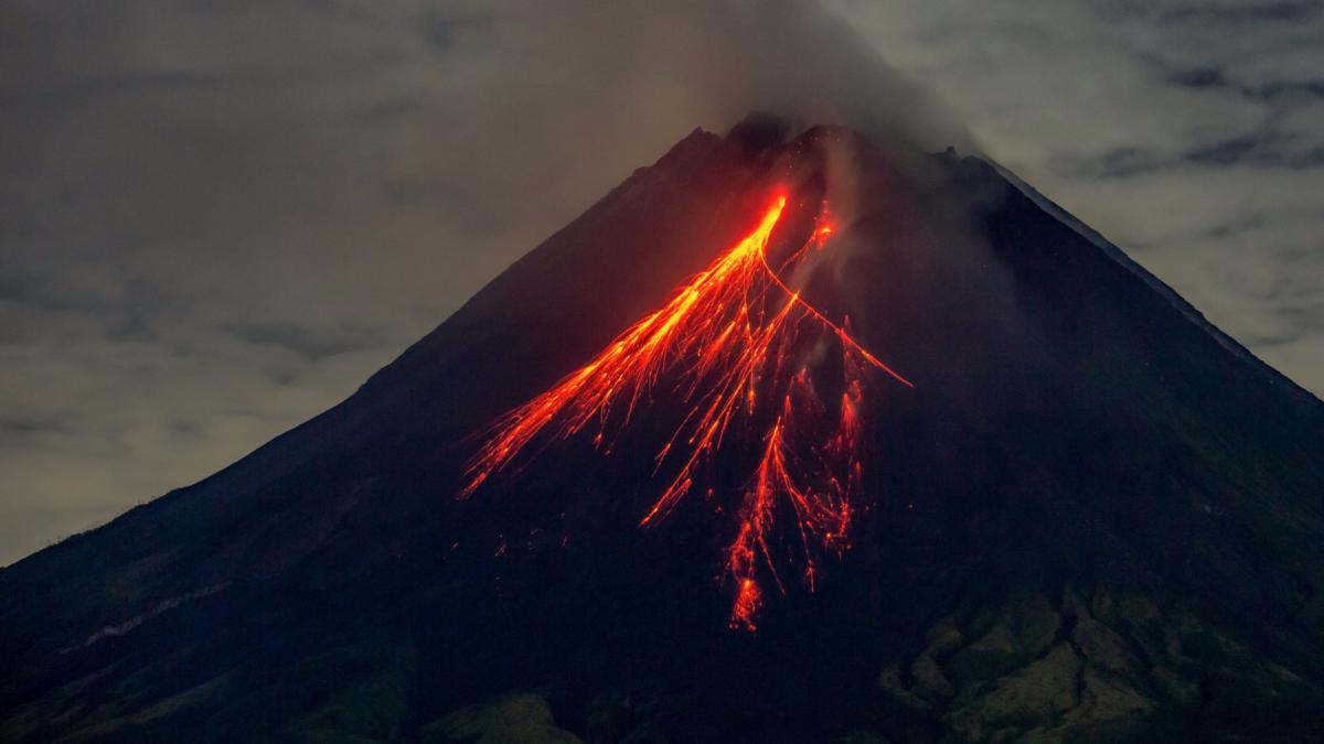 eruptie Vulcanul Lewotobi Laki-laki indonezia 3 noiembrie 2024