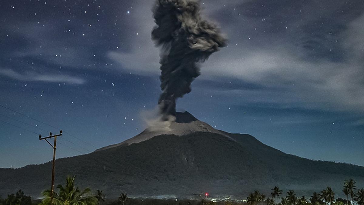 eruptie vulcan lewotobi laki laki indonezia noiembrie 2024