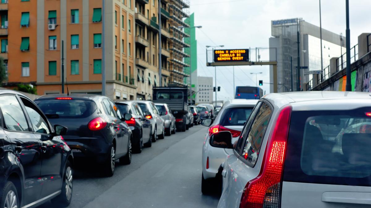 Un sir de masini blocate în trafic