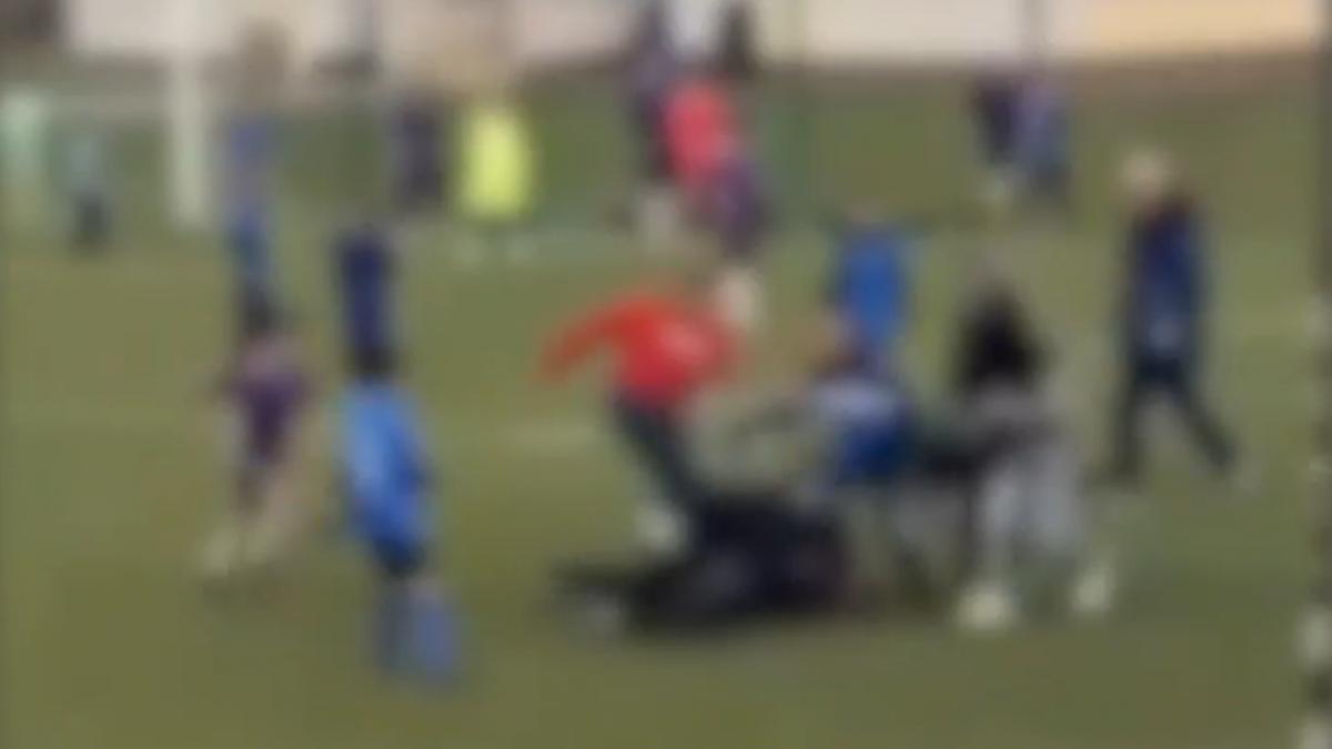 imagini blurate cu oameni incaierati pe un teren de fotbal