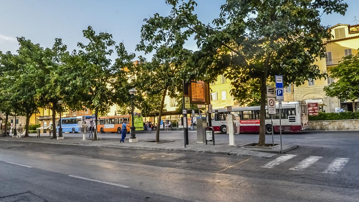 O piata cu mai multe autobuze care stationeaza