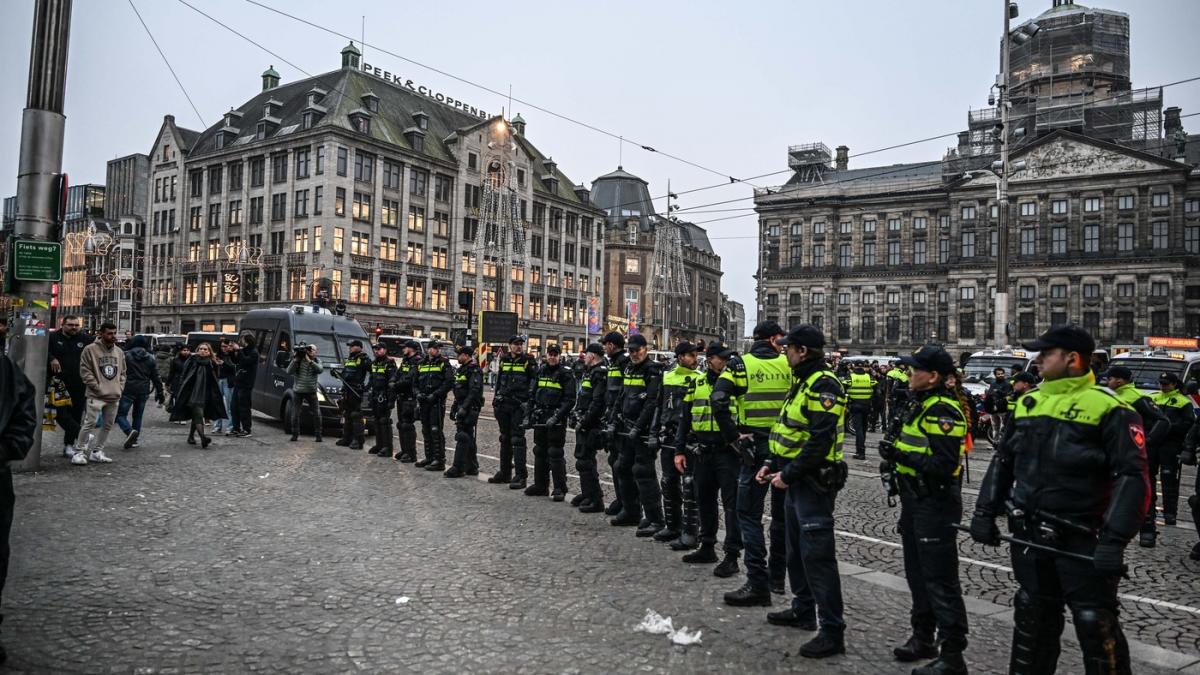 Polițiști încolonați pe stradă în Amsterdam.