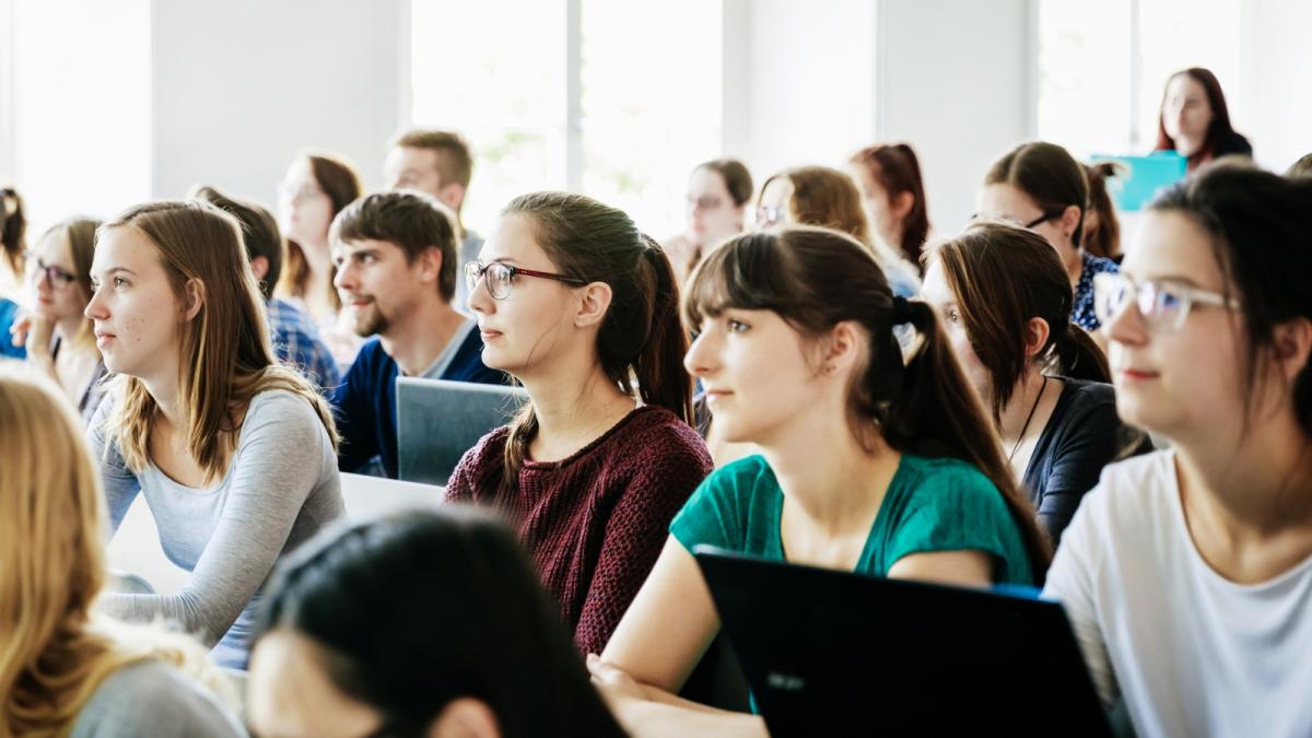 studenti în sala de clasa