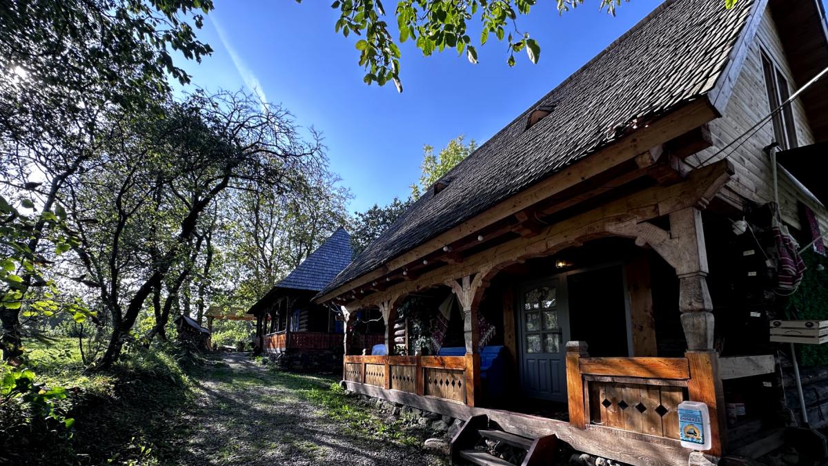 casa din vale breb maramures casute traditionale de lemn