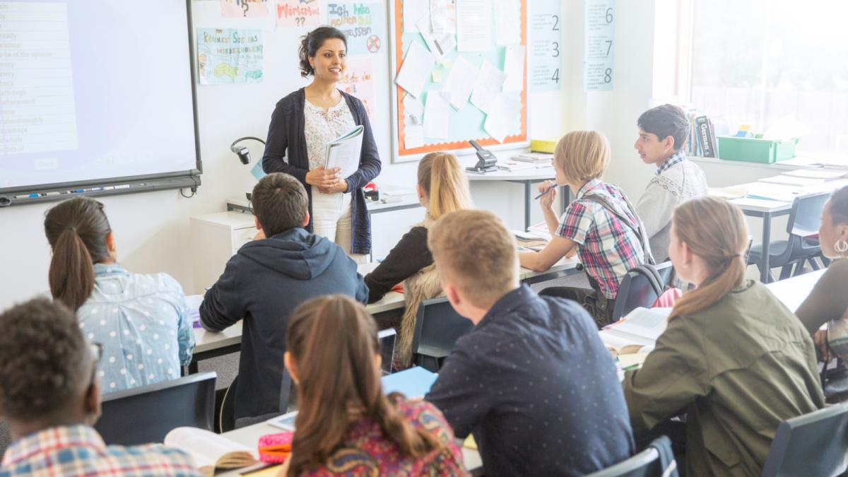 studenti intr-o clasa de curs